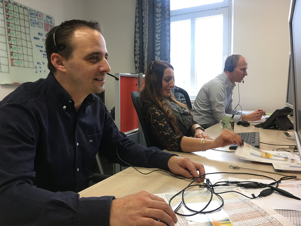 Vlastní call centrum Flexiro – poradci s headsety u počítačů